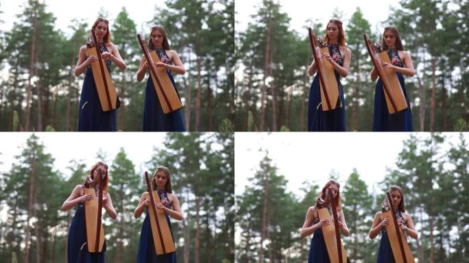 两名女竖琴手站在森林里弹奏竖琴。