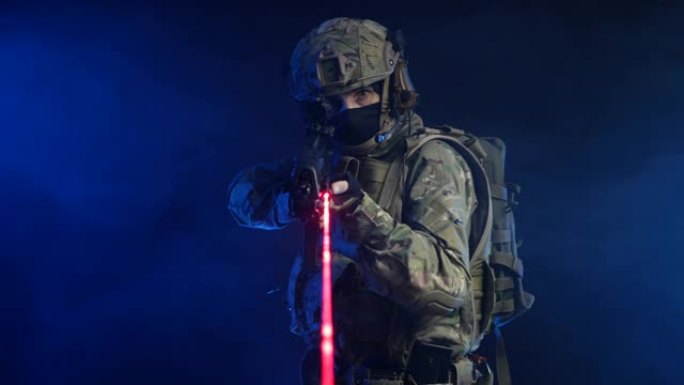 一个穿着军装的人，手里拿着武器和激光瞄准器