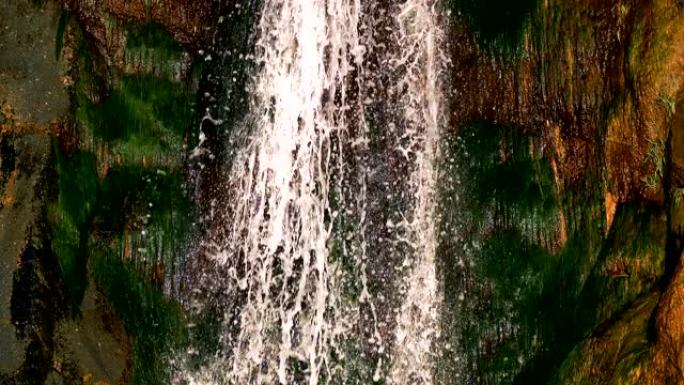 野生自然河流中的瀑布