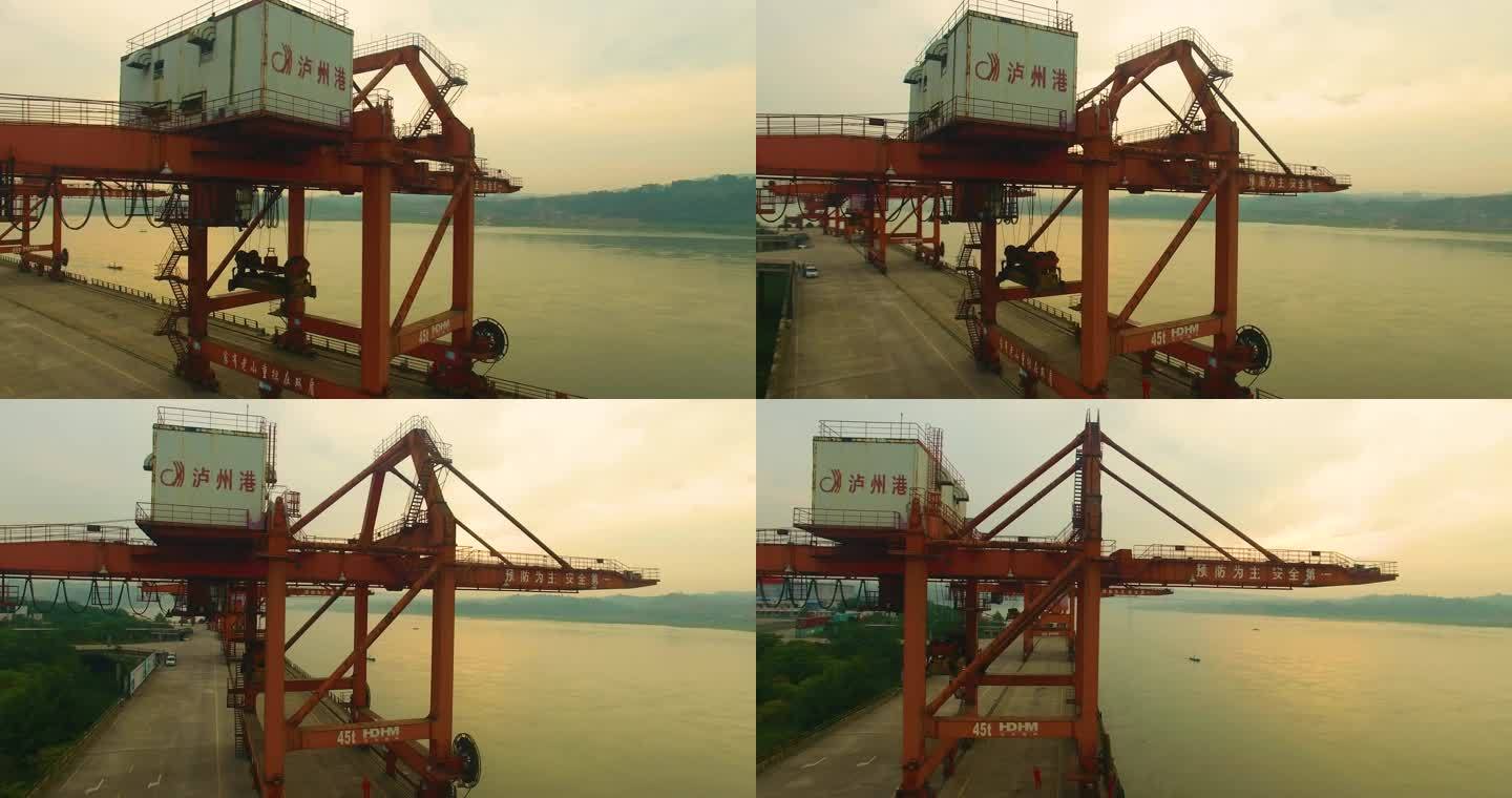航拍港口上的吊车