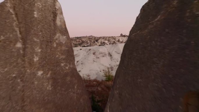 土耳其卡帕多细亚 (Cappadocia) 横跨无人机上的岩石之间