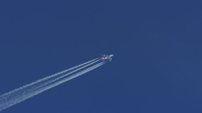 澳航波音380的凝结尾迹在晴朗的蓝天下