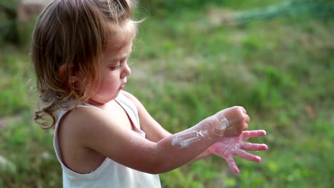 孩子在后院用肥皂洗手