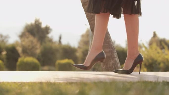 美女穿着高跟鞋走路