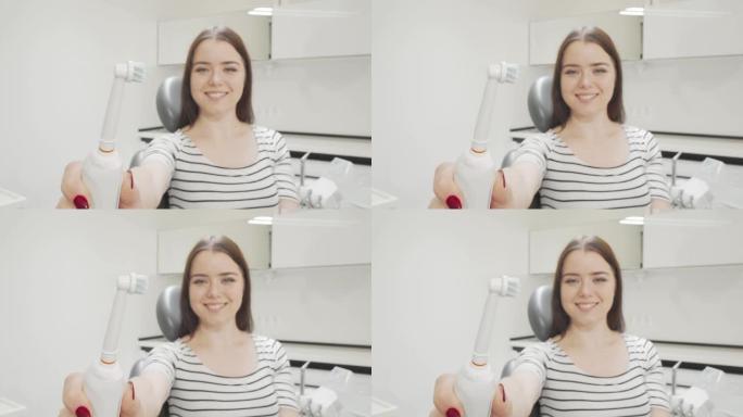 选择性关注幸福女人手中的电动牙刷