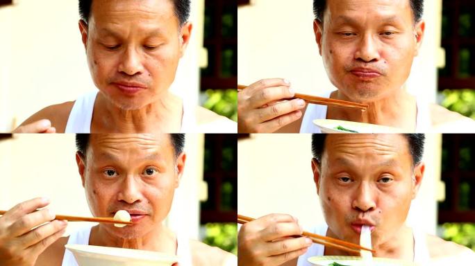 泰国男子吃面条