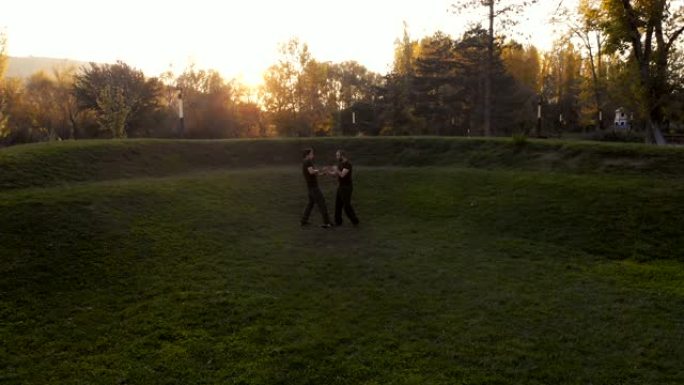 两名男子在公园里练习咏春拳