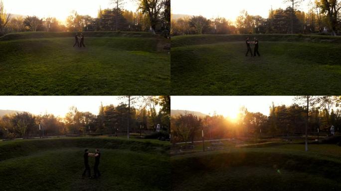 两名男子在公园里练习咏春拳