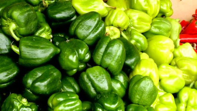 食品市场上新鲜成熟的绿色甜椒的特写镜头。4K