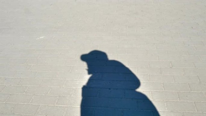 水泥路上男人的影子