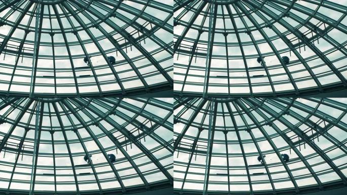 工人洗现代办公楼玻璃制成的屋顶
