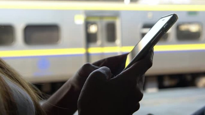4k特写旅游亚洲女子在地铁里拿着手机打字