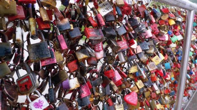 奥地利萨尔茨堡爱情桥上的扶手上悬挂着许多彩色锁