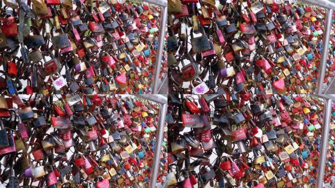 奥地利萨尔茨堡爱情桥上的扶手上悬挂着许多彩色锁