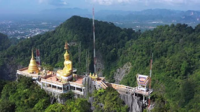 鸟瞰虎洞寺，泰国甲米的Wat Tham Seua的蓝天顶上的佛陀