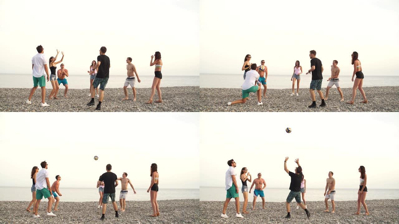 一群年轻人在沙滩上打排球