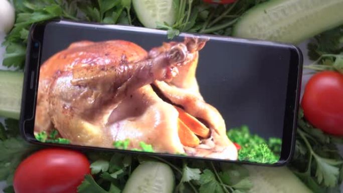 屏幕上装有烤感恩节火鸡的手机