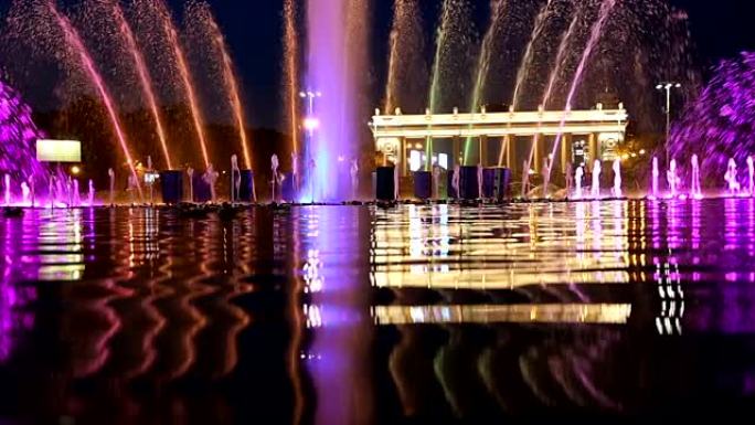 俄罗斯莫斯科高尔基公园 (夜间) 舞蹈喷泉的彩灯