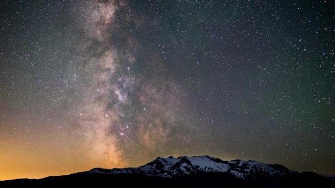 银河系时间流逝的恒星越过山脉