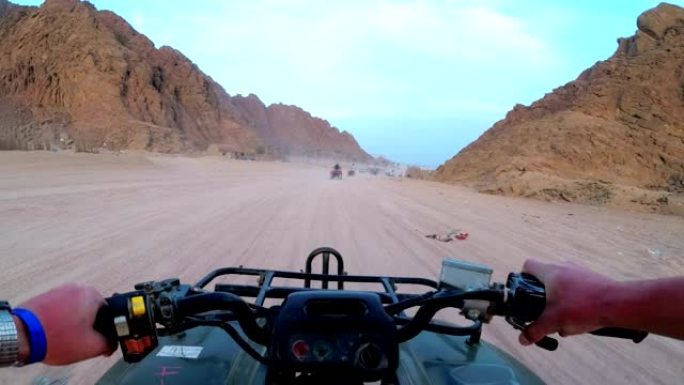 在埃及的沙漠里骑四轮摩托。第一人称视角。骑全地形车