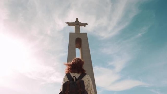 葡萄牙，里斯本和基督雕像。女孩在基督像附近拍下了自己的照片。