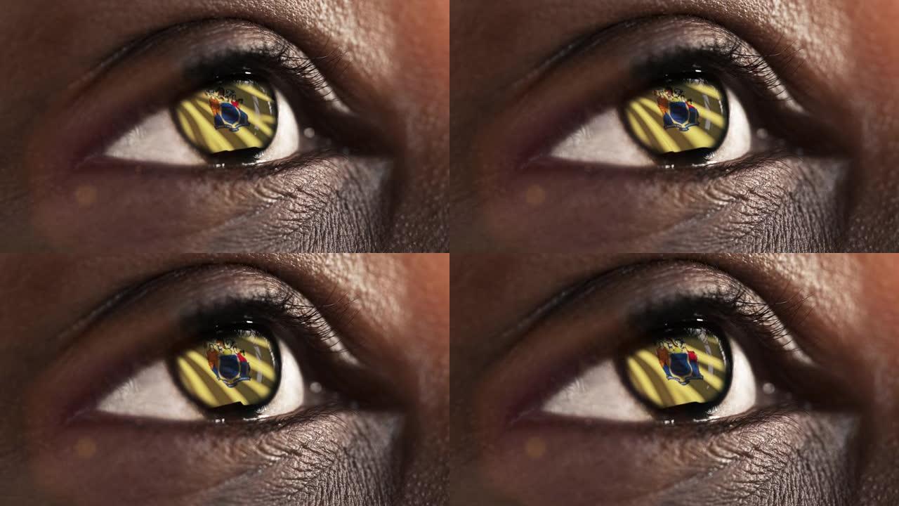 女人的黑眼圈在近距离与新泽西州的国旗虹膜，美国与风运动。视频的概念