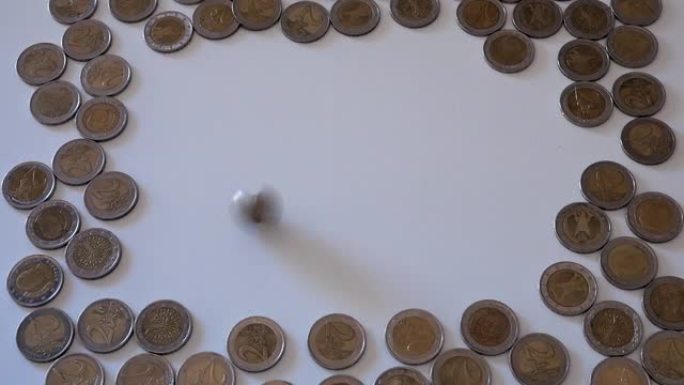 两架飞机，框架由两枚欧元硬币和一枚中间绕圈的硬币组成