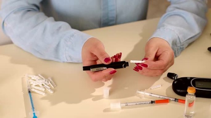 一名患有1型糖尿病的女孩的特写镜头用血糖仪测量血糖