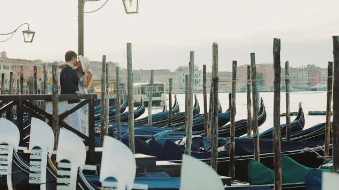 在威尼斯运河附近的年轻夫妇。