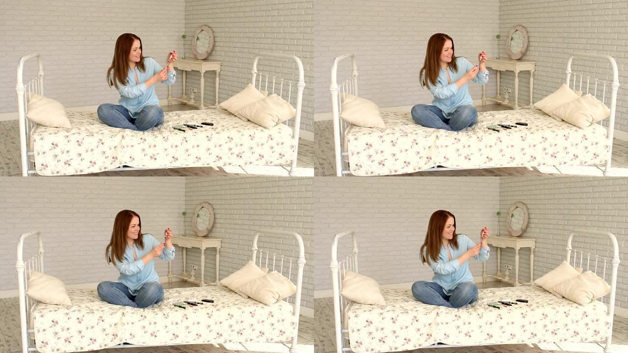 一名糖尿病妇女坐在家里的床上，用胰岛素注射器拨打胰岛素。
