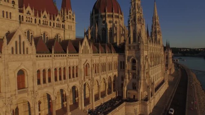 无人机视频。布达佩斯的匈牙利议会大厦。日落。鸟瞰图。4 k