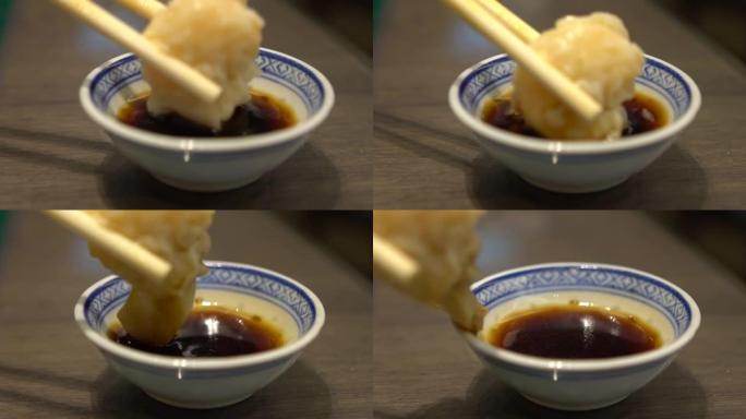 慢动作的人用棍子吃大虾亚洲餐厅的饺子