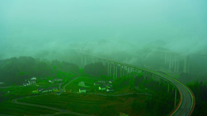 晨雾弥漫下的周家山大桥实拍视频