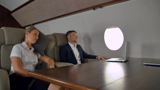 疲惫的商人睡在私人飞机上