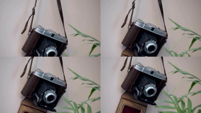 房子墙上挂着的老式相机
