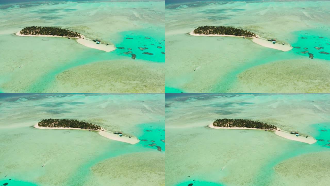 菲律宾奥诺克岛巴拉巴克。一个大环礁上的白沙岛，从上面可以看到。有棕榈树的热带岛屿