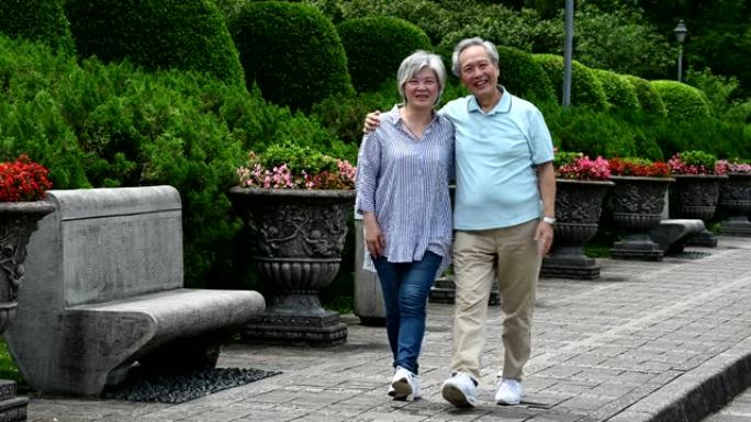 老年夫妇在公园散步时牵手