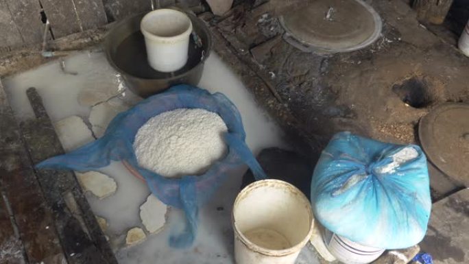 盆内的生米准备用水清洗，以清除灰尘和其他异物