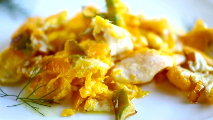自制鸡蛋煎煎蛋卷，配以甜黄胡椒，放在盘子里