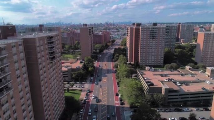 住宅区，在纽约布鲁克林，宾夕法尼亚大道沿线，拥有多层次的社会 “项目” 砖建筑，可欣赏曼哈顿的偏远景