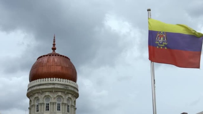 背景为苏丹阿卜杜勒·萨马德钟楼的慢动作马来西亚国旗