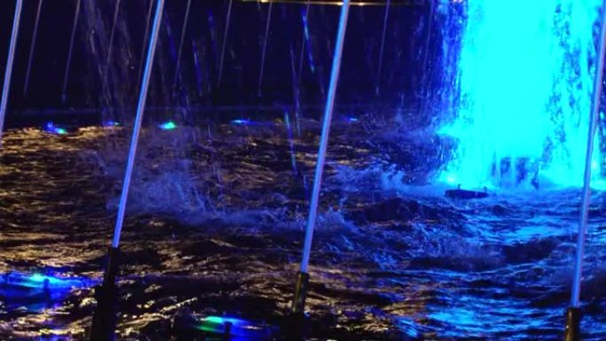 蓝色喷泉喷射、喷雾和蓝色灯光