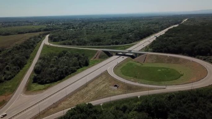 绿树成荫的乡村苜蓿公路交界处的鸟瞰图