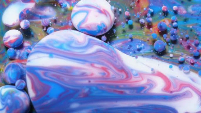 抽象图案化学反应纹理液体油漆运动气泡在水彩蓝色。美丽宇宙中的彩色气泡多色。太空宇宙，神奇的催眠表面。