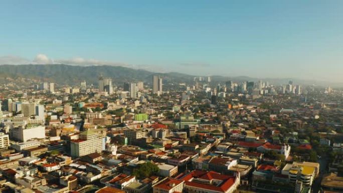 早上的城市景观。菲律宾宿务市的街道和房屋，顶视图