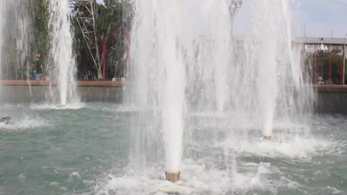 水在喷泉中的强大射流中流动