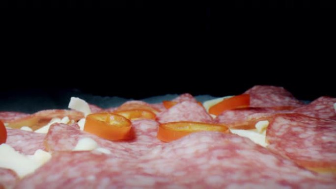 披萨萨拉米香肠的4k极端特写微距拍摄
