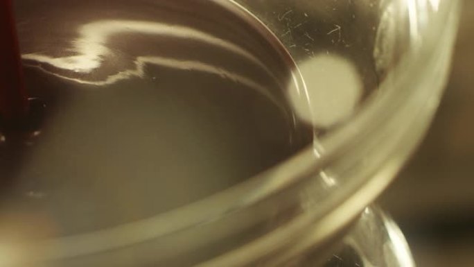 透明盘子里滴着巧克力火锅。