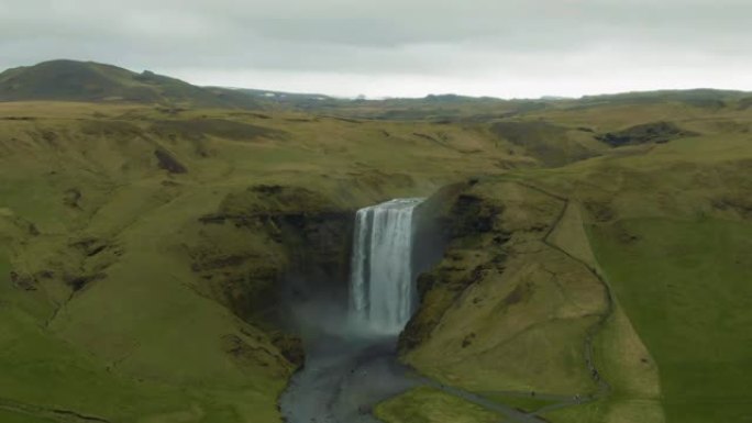 Skogafoss瀑布和绿色景观。冰岛。鸟瞰图