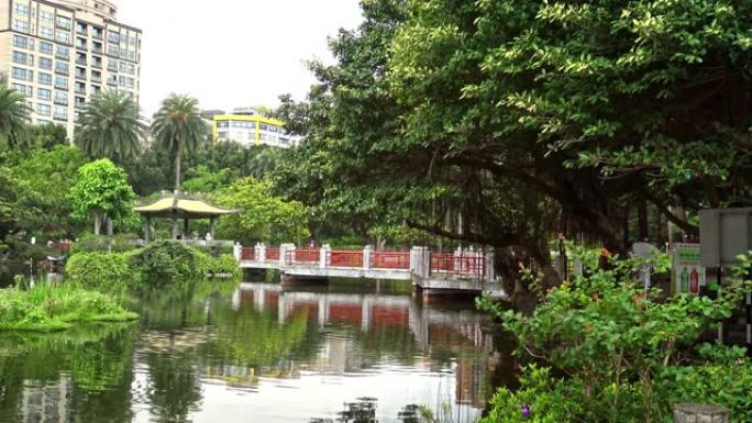 台北纪念馆中山公园湖的4k桥和凉亭